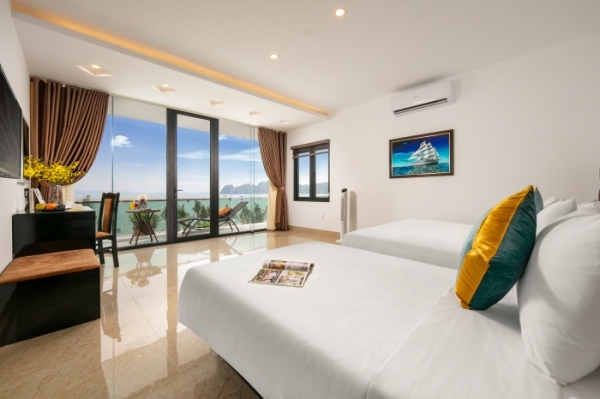 ELEGANCE TRIPLE WITH BALCONY AND SEA VIEW a