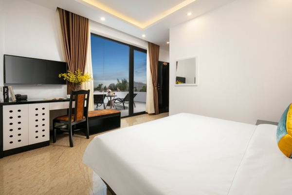 ELEGANCE TRIPLE WITH BALCONY AND SEA VIEW a