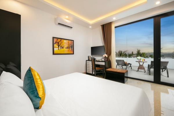 ELEGANCE TRIPLE WITH BALCONY AND SEA VIEW a