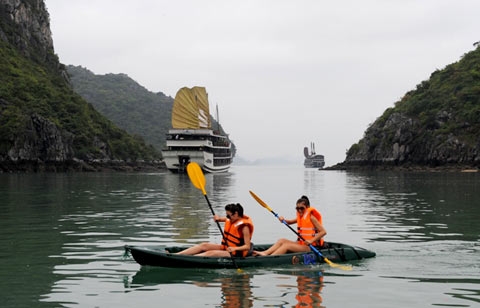 HALONG BAY TOUR LUXURY 6 hours on Boat